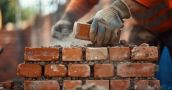 El trabajo registrado en la construcción cayó un 24,2% y acumula 22 meses seguidos en baja