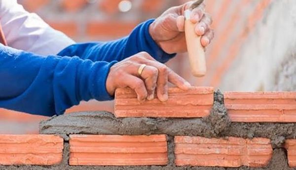 El trabajo registrado en la construcción bajó un 24,2% y se profundiza la crisis en el sector
