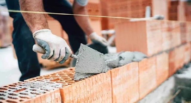 El trabajo registrado en la construcción retrocedió un 22,4% en marzo