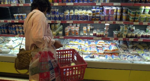 Supermercados: en un año el consumo real de lácteos cayó casi un 4%