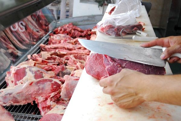 La venta de carne en los supermercados bajó un 25,4% en abril