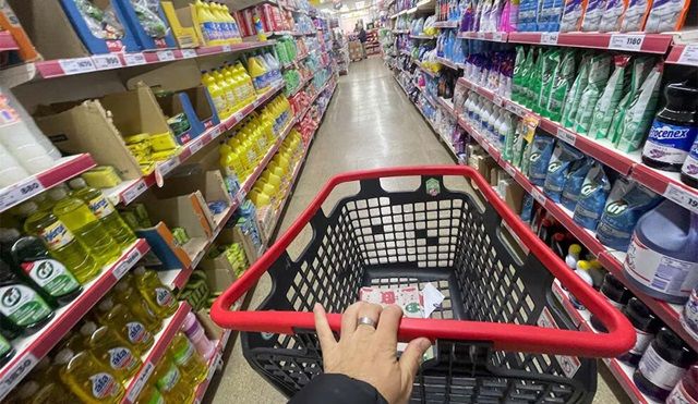 El consumo en los supermercados cayó un 10% en términos reales