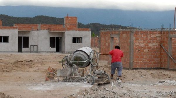 En el primer semestre del año el empleo registrado en la construcción bajó un 49,1%