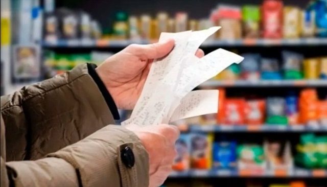 Se derrumbó el consumo real en los supermercados: bajó un 28,4% interanual