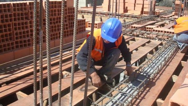 El empleo registrado en la construcción ya acumuló 20 meses consecutivos en baja