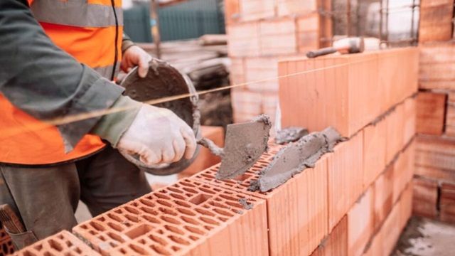 El empleo formal en la construcción cayó un 28,7% en abril