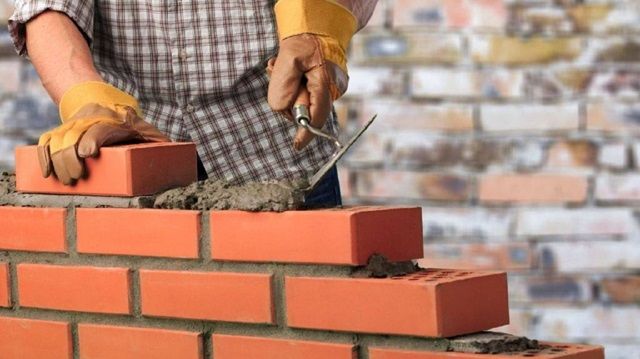 El trabajo registrado en la construcción bajó un 27,6% y ya acumula 25 meses seguidos en baja