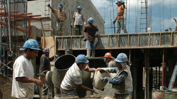 El empleo registrado en la construcción se desplomó en mayo