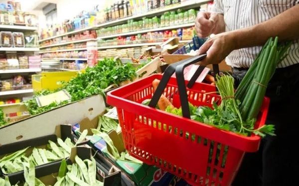 En el lapso de un año el consumo de frutas y verduras bajó casi un 10% en términos reales