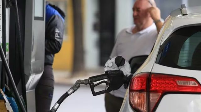 El consumo de combustibles cayó casi un 17% en abril y acumula cinco meses seguidos en baja