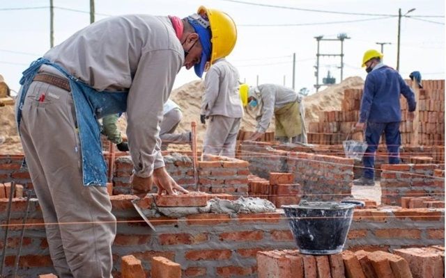 El trabajo registrado en la construcción bajó un 36,9%
