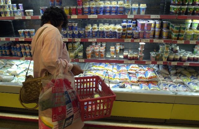 Supermercados: en un año el consumo real de lácteos cayó casi un 4%