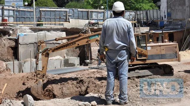 Construcción: por la inflación, en diciembre los salarios perdieron un 110,7% de su poder de compra