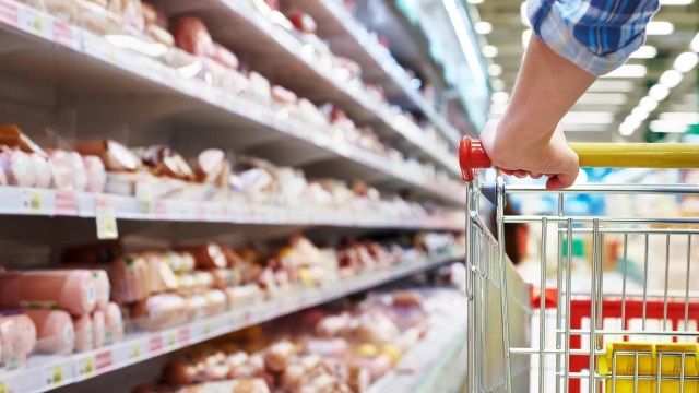 Supermercados: el consumo real cayó un 43% en febrero